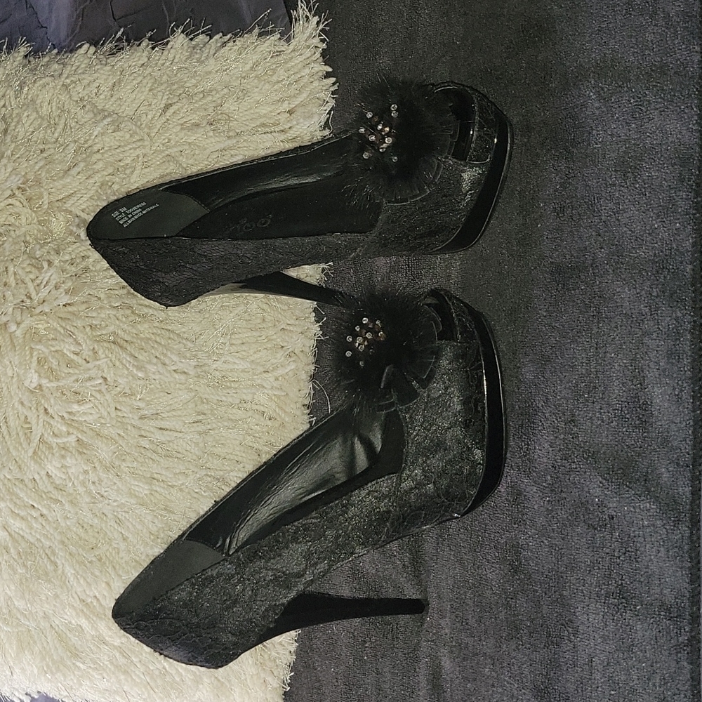 Shoes - Picture 2 of 4